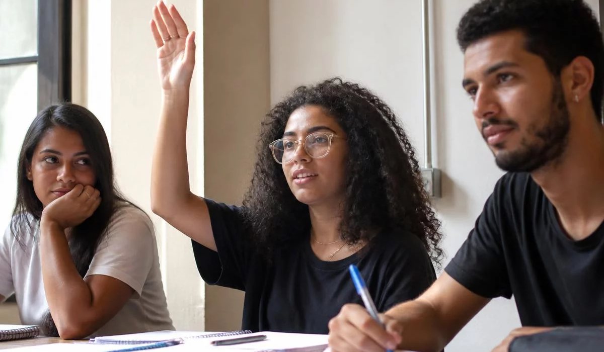 Duas pessoas preparando a próxima rodada com caderno e marca-texto na mão
