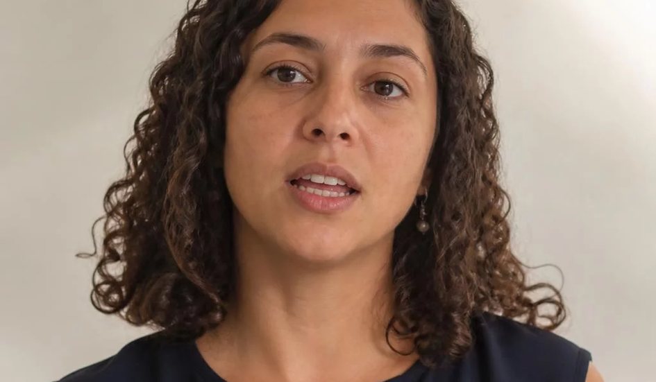 Pessoa de braço levantado pedindo a vez enquanto a rodada corre